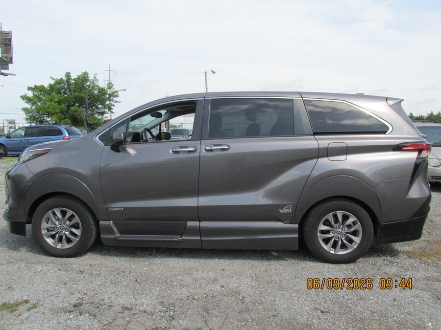 Grey Toyota Sienna image number 2