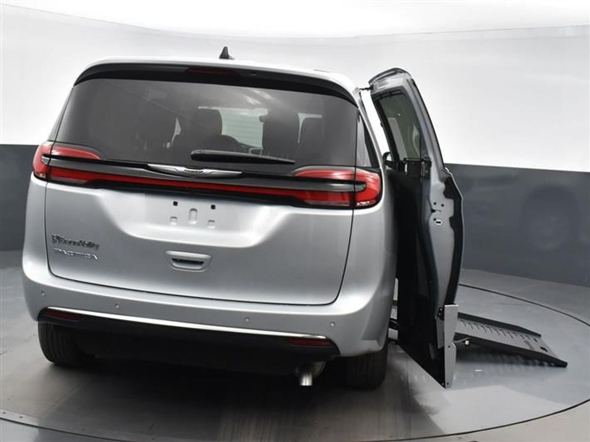 Silver Chrysler Pacifica image number 5