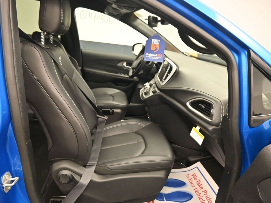 New 2027 Chrysler Pacifica Select Sport - BraunAbility Side Entry Fold Out Automatic Ramp