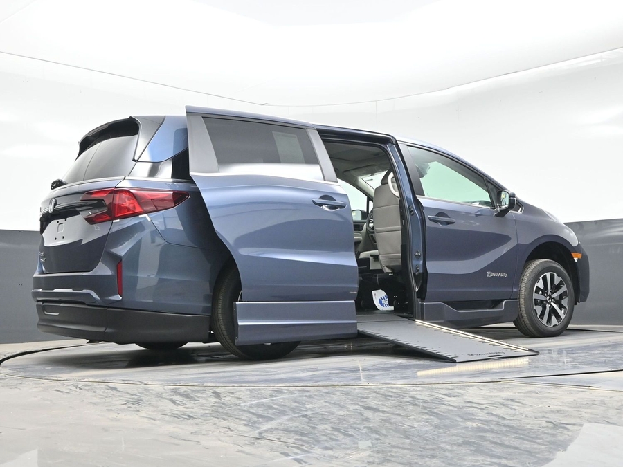 Blue Honda Odyssey image number 18