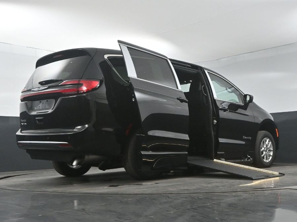Black Chrysler Pacifica image number 21