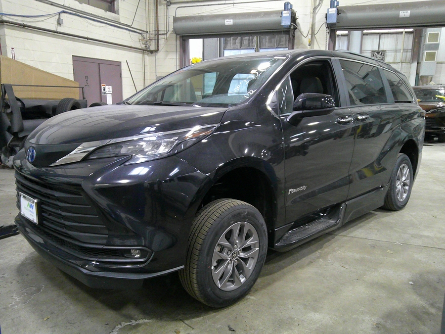 Black Toyota Sienna image number 1