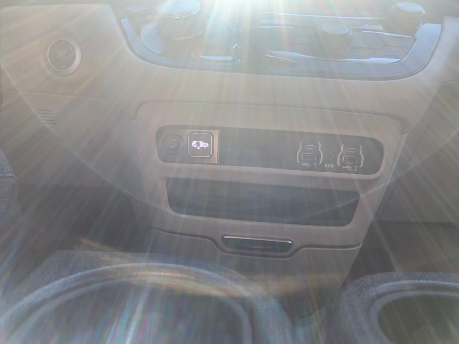 White Chrysler Pacifica image number 16