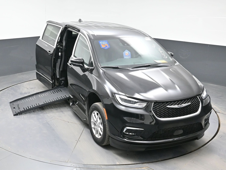 Black Chrysler Pacifica image number 22