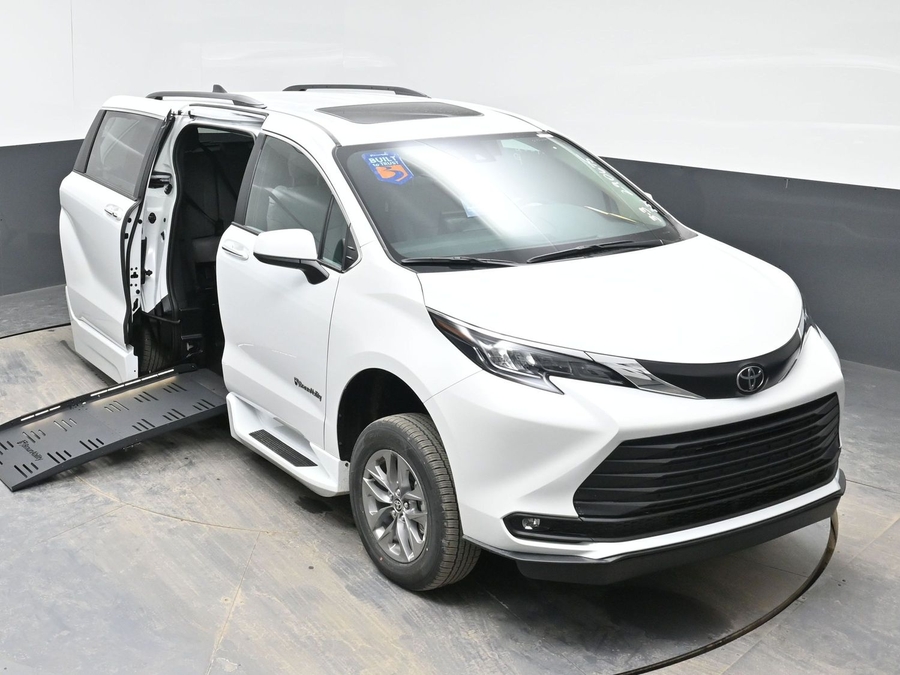 New 2026 Toyota Sienna Hybrid XLE Base - BraunAbility Side Entry Entry Fold Out Automatic Ramp