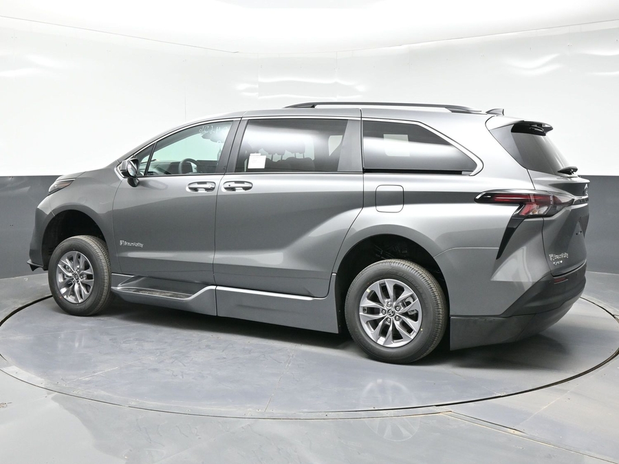 Grey Toyota Sienna image number 3