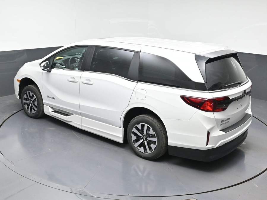 White Honda Odyssey image number 17