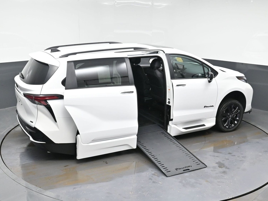 New 2025 Toyota Sienna Hybrid XSE Sport - BraunAbility Side Entry Entry In Floor Automatic Ramp