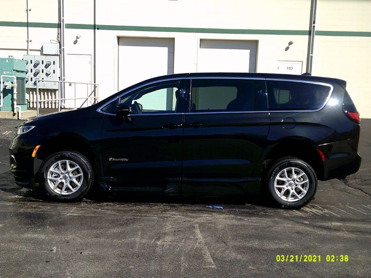 Black Chrysler Pacifica image number 4