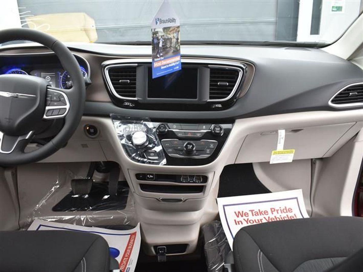 Red Chrysler Voyager image number 21