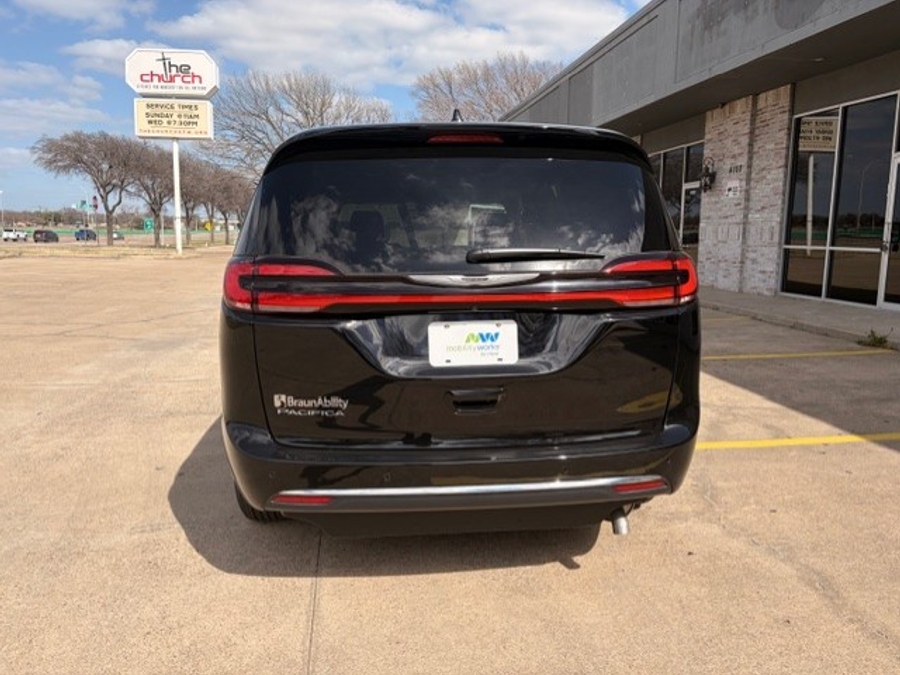 Black Chrysler Pacifica image number 17