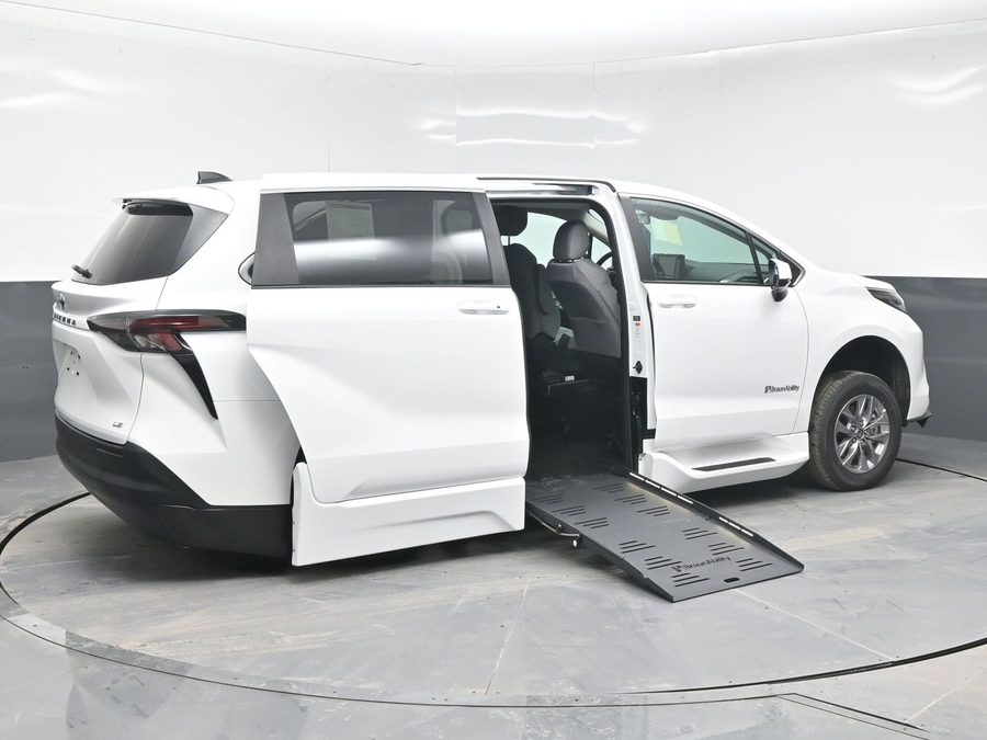 New 2025 Toyota Sienna Hybrid LE - BraunAbility Side Entry Entry Fold Out Automatic Ramp