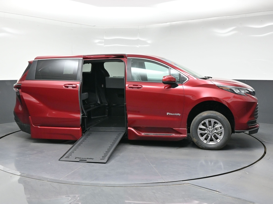 New 2026 Toyota Sienna Hybrid LE - BraunAbility Side Entry In Floor Automatic Ramp