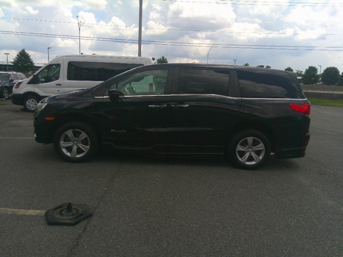 Black Honda Odyssey image number 3