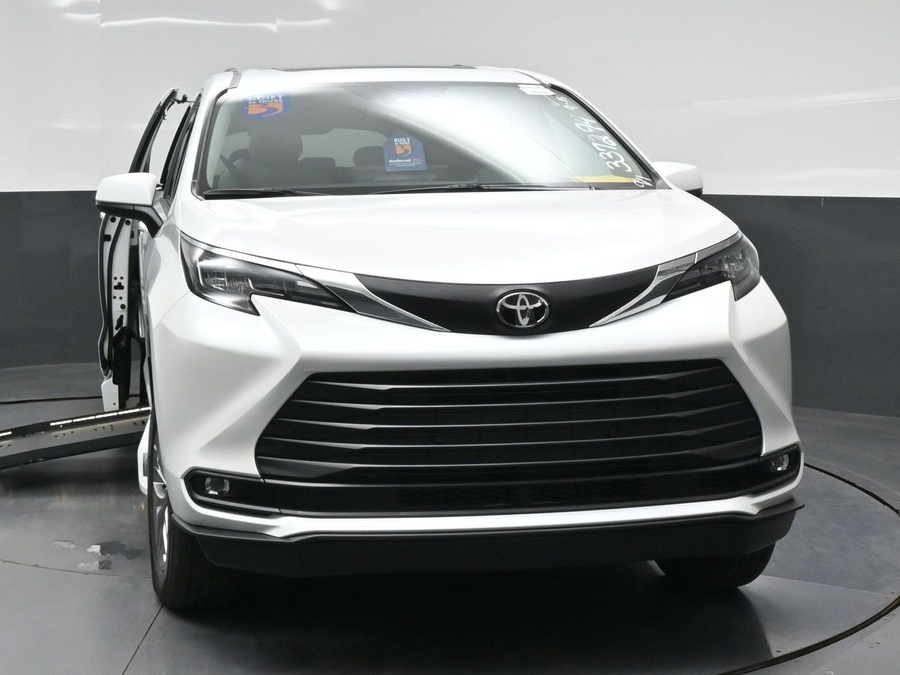 New 2026 Toyota Sienna Hybrid XLE Base - BraunAbility Side Entry Fold Out Automatic Ramp