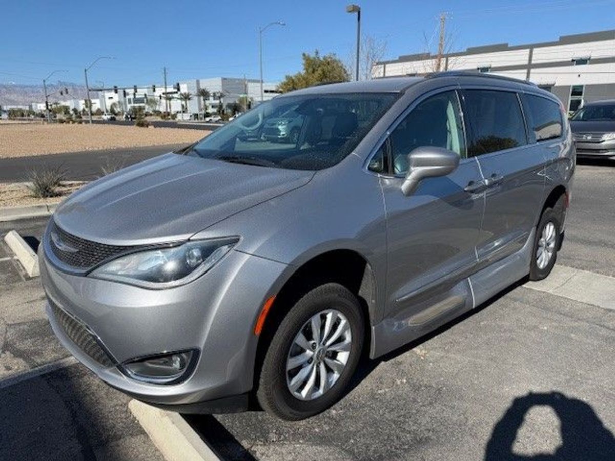 Silver Chrysler Pacifica image number 12