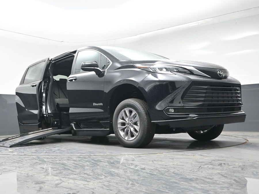 New 2026 Toyota Sienna Hybrid XLE Base - BraunAbility Side Entry Entry Fold Out Automatic Ramp