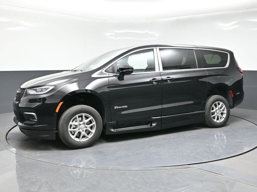 Black Chrysler Pacifica image number 2