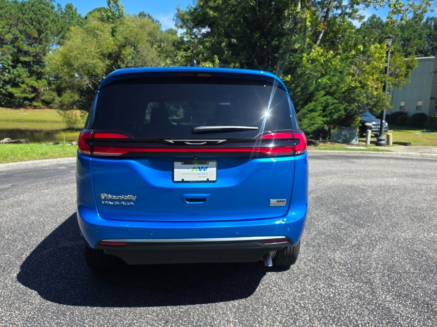 Blue Chrysler Pacifica image number 7