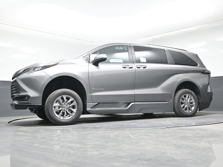 Grey Toyota Sienna image number 16