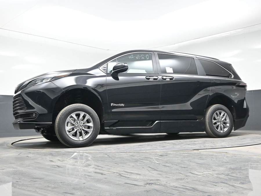 Black Toyota Sienna image number 19