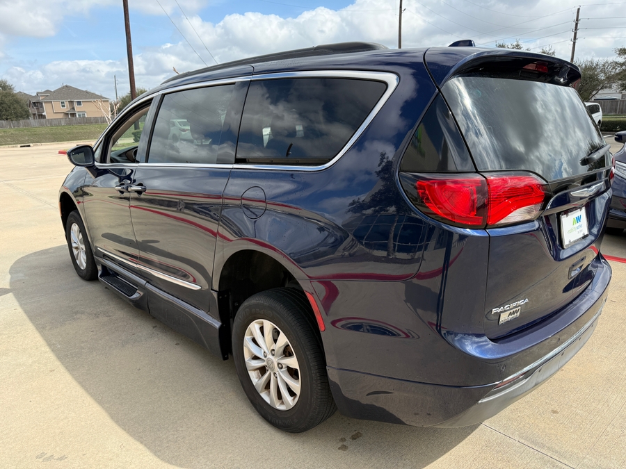 Blue Chrysler Pacifica image number 4