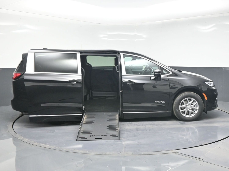 Black Chrysler Pacifica image number 1