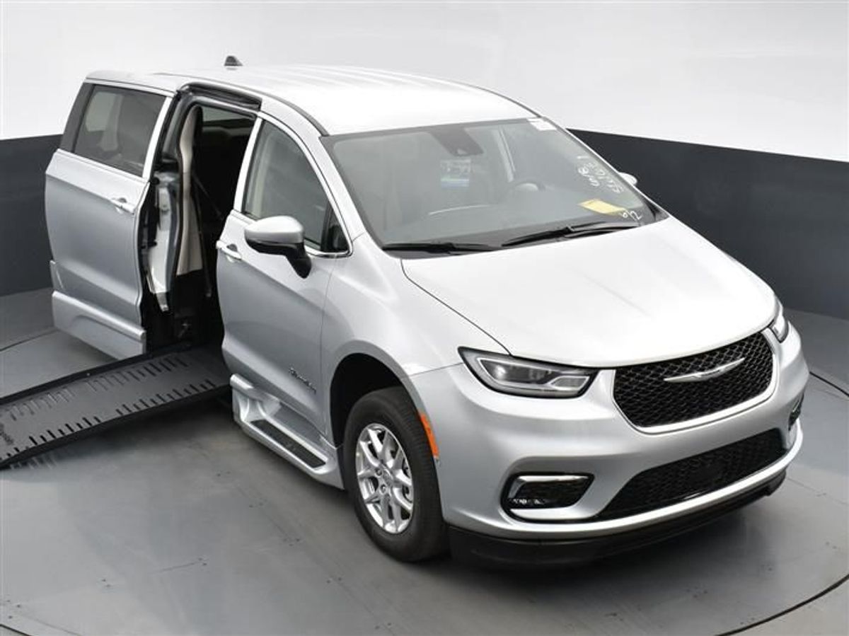 Silver Chrysler Pacifica image number 20