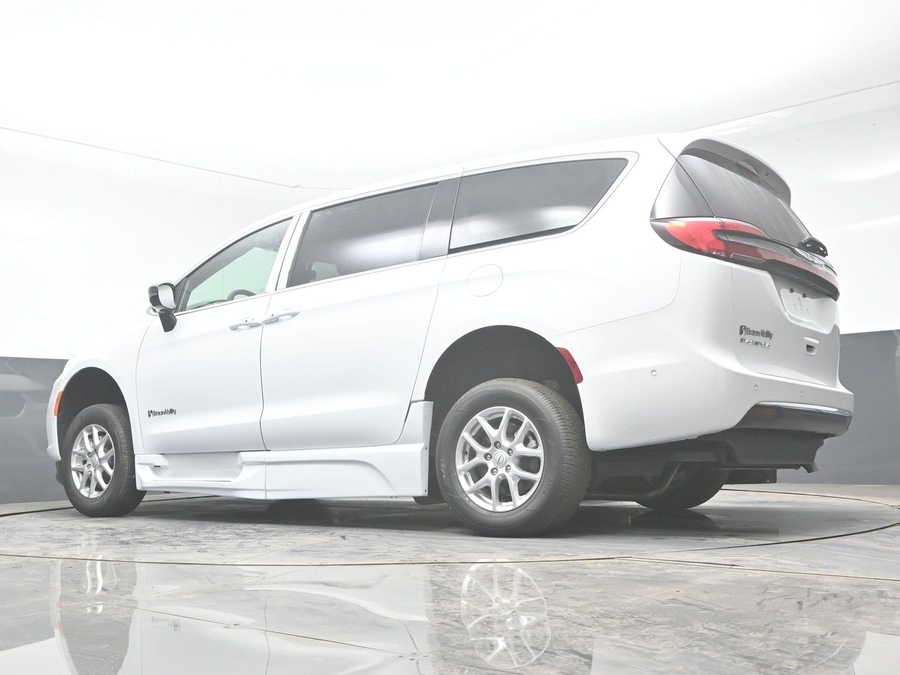 New 2025 Chrysler Pacifica Select Safety - BraunAbility Side Entry Entry Fold Out Automatic Ramp