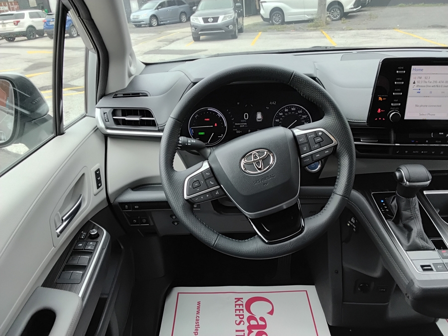 Silver Toyota Sienna image number 7