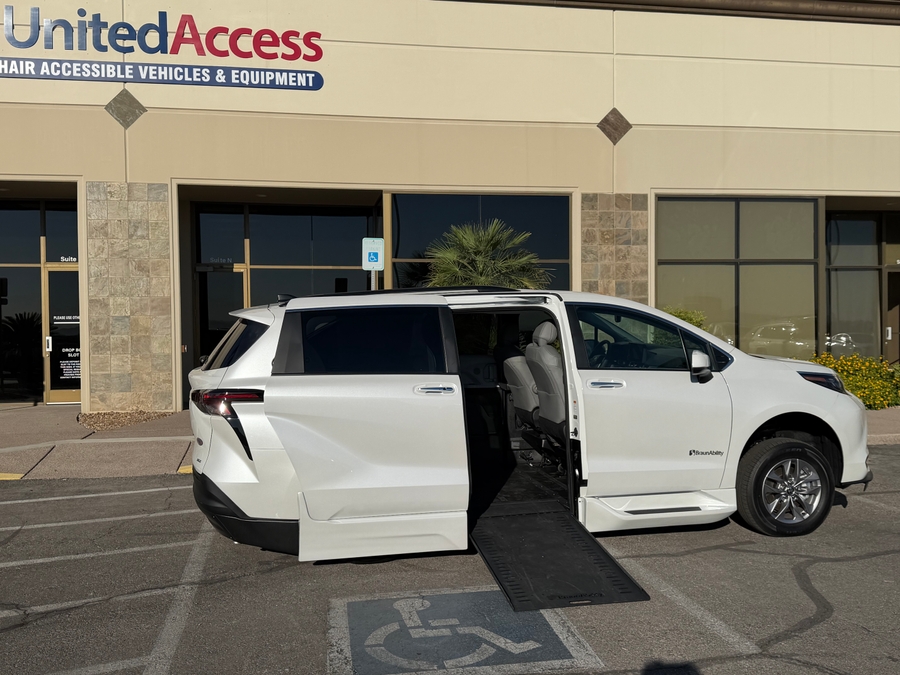 Used 2026 Toyota Sienna Hybrid XLE - BraunAbility Side Entry In Floor Automatic Ramp
