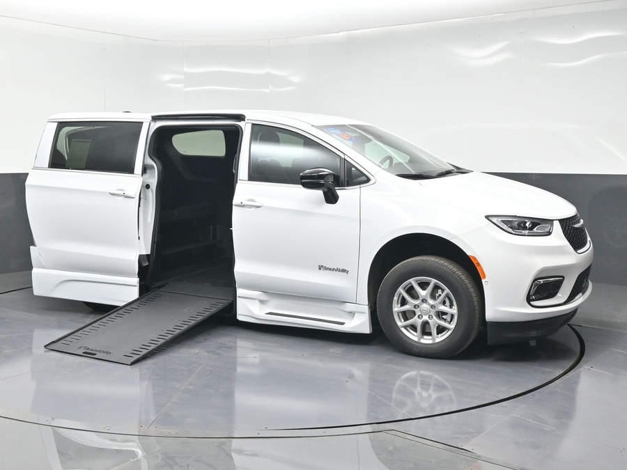 New 2025 Chrysler Pacifica Select Safety - BraunAbility Side Entry Entry In Floor Automatic Ramp