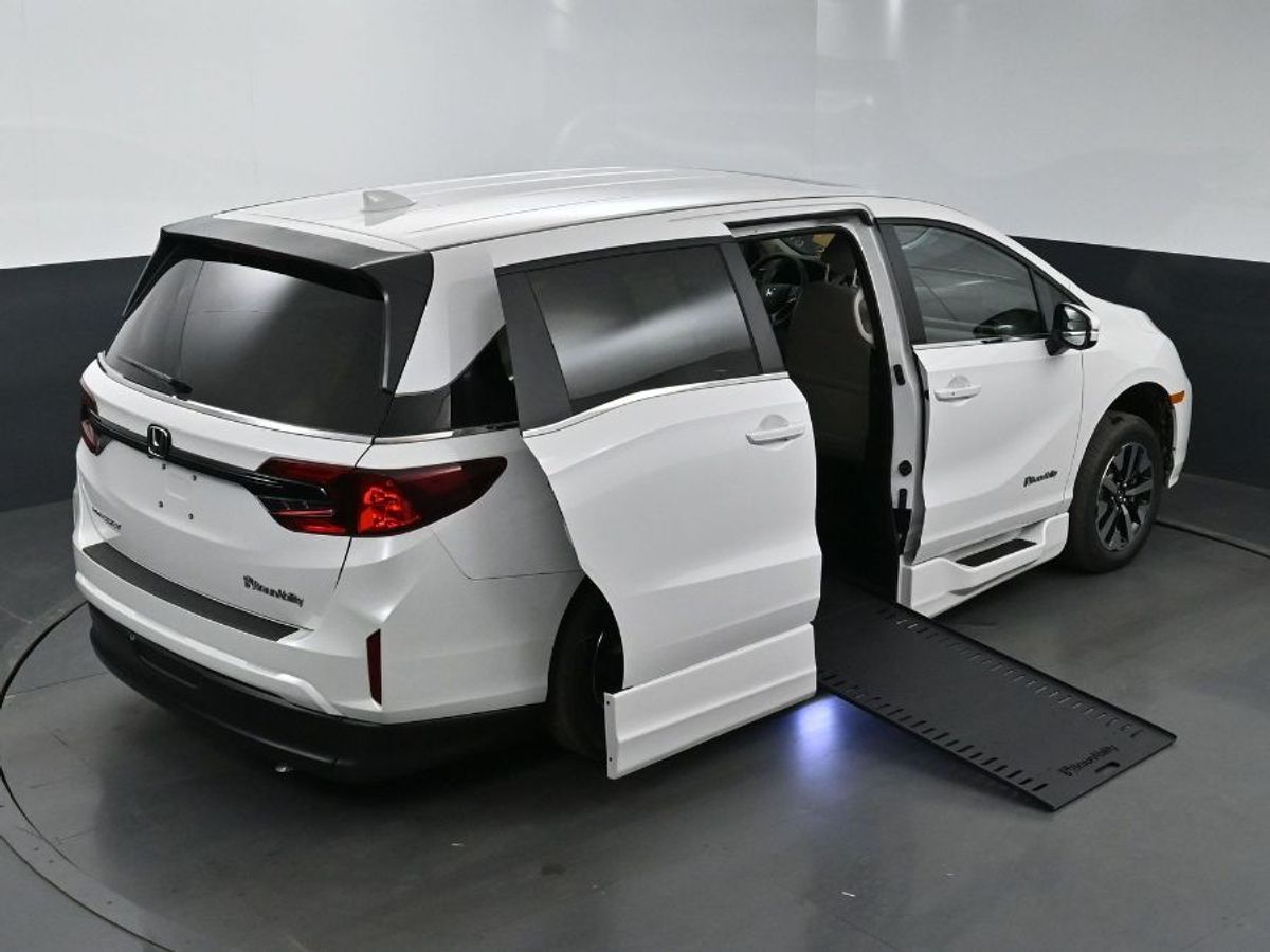 White Honda Odyssey image number 24