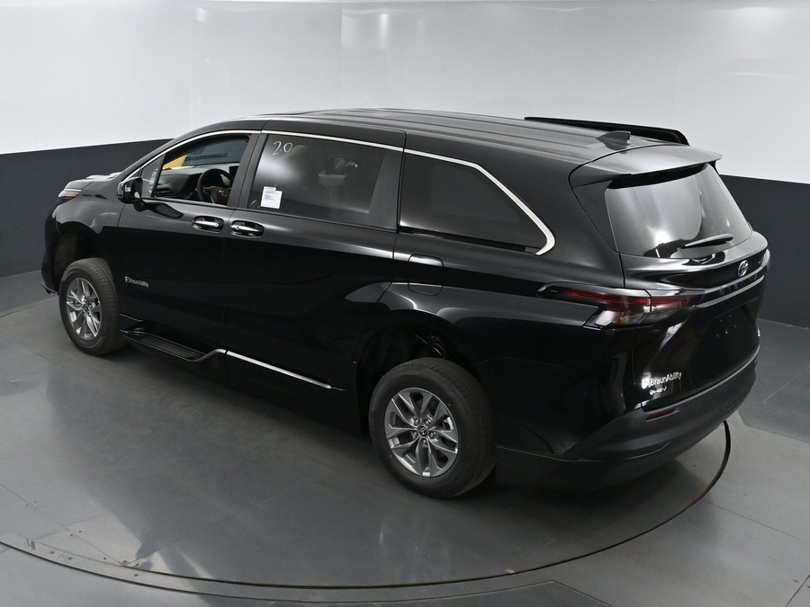 New 2025 Toyota Sienna Hybrid XLE Base - BraunAbility Side Entry Entry Fold Out Automatic Ramp