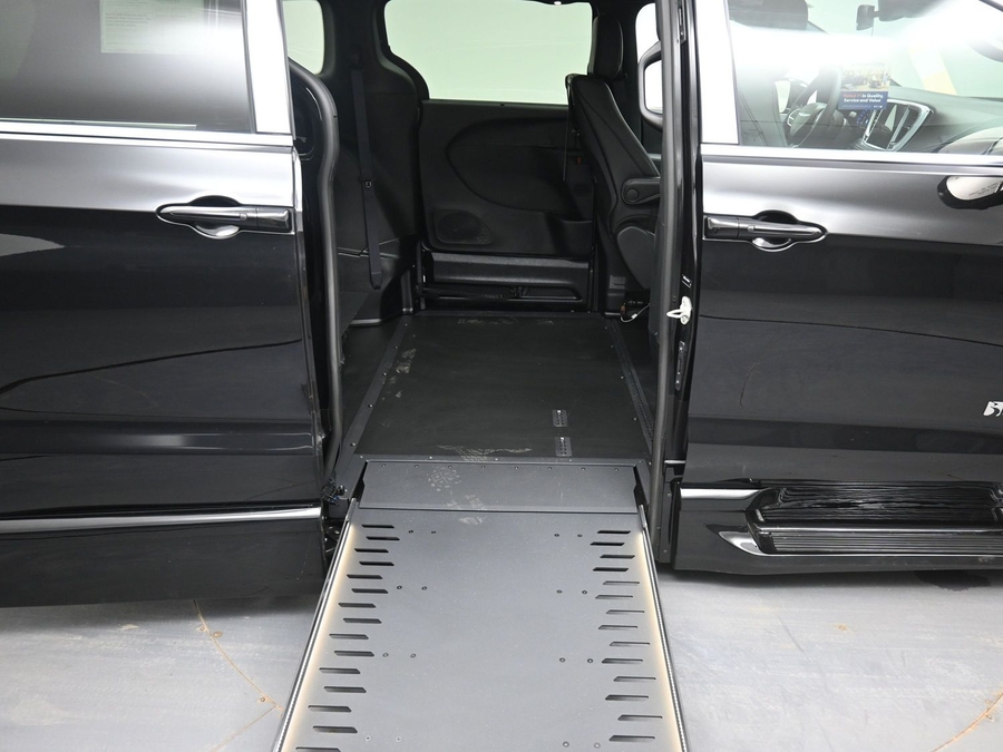 New 2026 Chrysler Pacifica Select Plus - BraunAbility Side Entry Entry In Floor Automatic Ramp