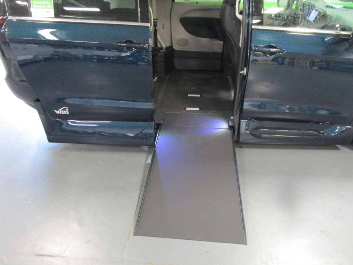 Blue Chrysler Pacifica image number 16