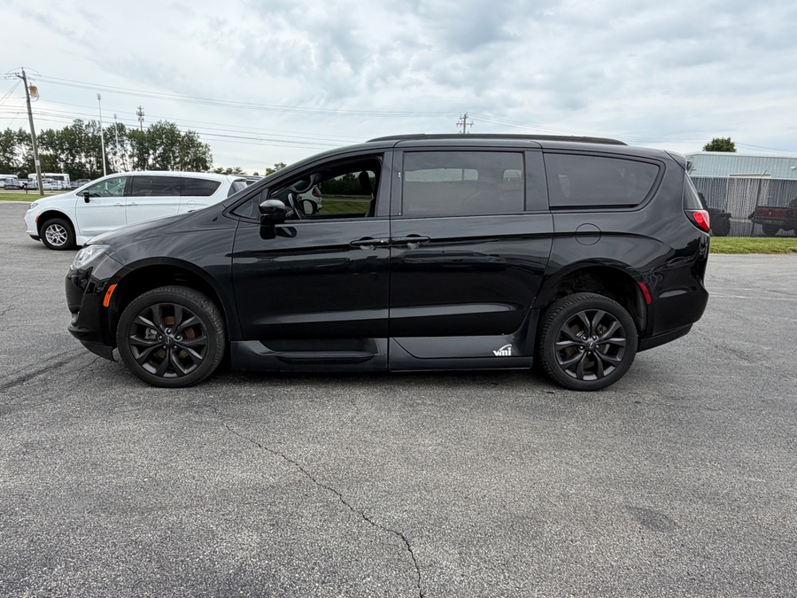 Black Chrysler Pacifica image number 3