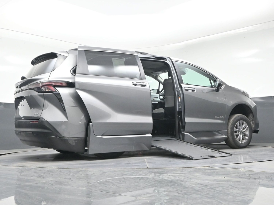 New 2026 Toyota Sienna Hybrid XLE Base - BraunAbility Side Entry In Floor Automatic Ramp