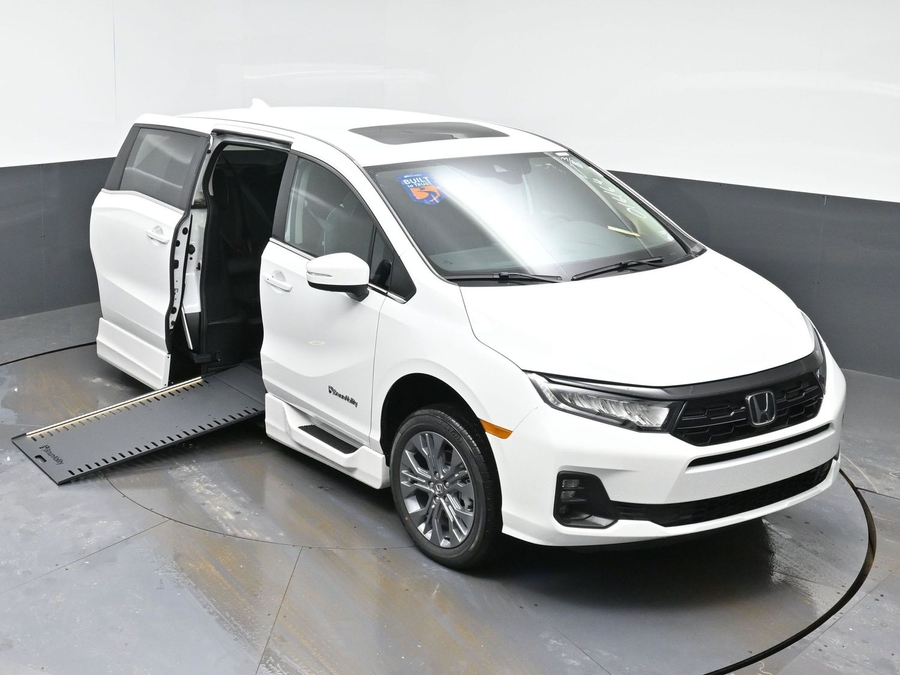 White Honda Odyssey image number 22