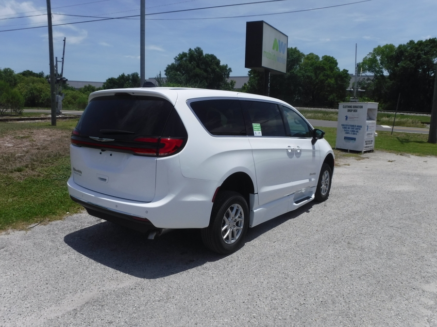 White Chrysler Pacifica image number 3