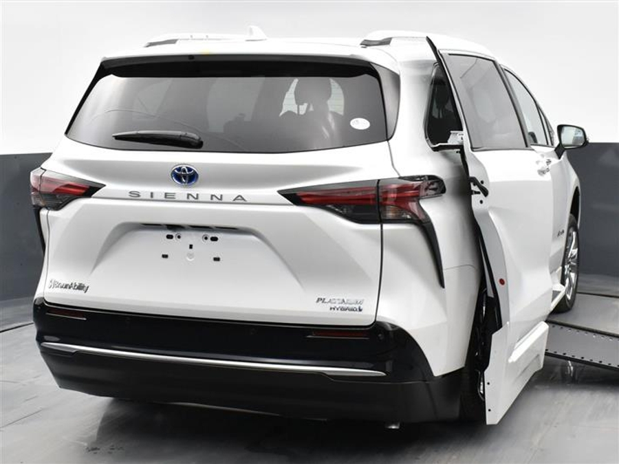 New 2025 Toyota Sienna Hybrid Platinum - BraunAbility Side Entry Entry Fold Out Automatic Ramp