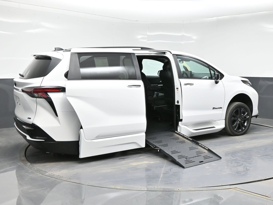 New 2026 Toyota Sienna Hybrid XSE Sport - BraunAbility Side Entry Fold Out Automatic Ramp