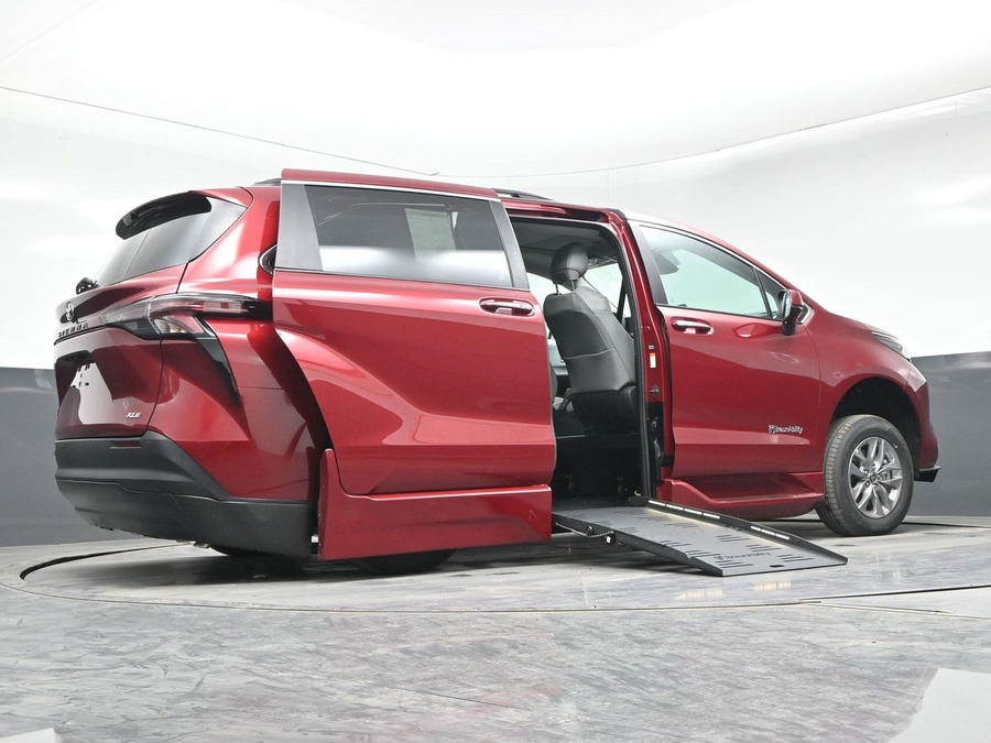 Red Toyota Sienna image number 18