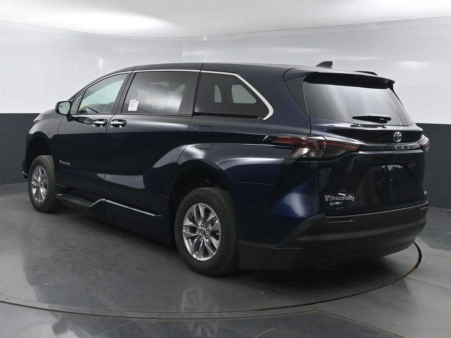New 2025 Toyota Sienna Hybrid XLE Base - BraunAbility Side Entry Entry Fold Out Automatic Ramp