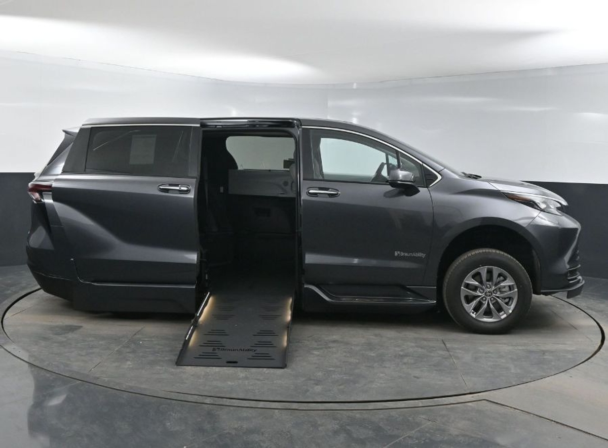 2025 TOYOTA SIENNA - Image 8