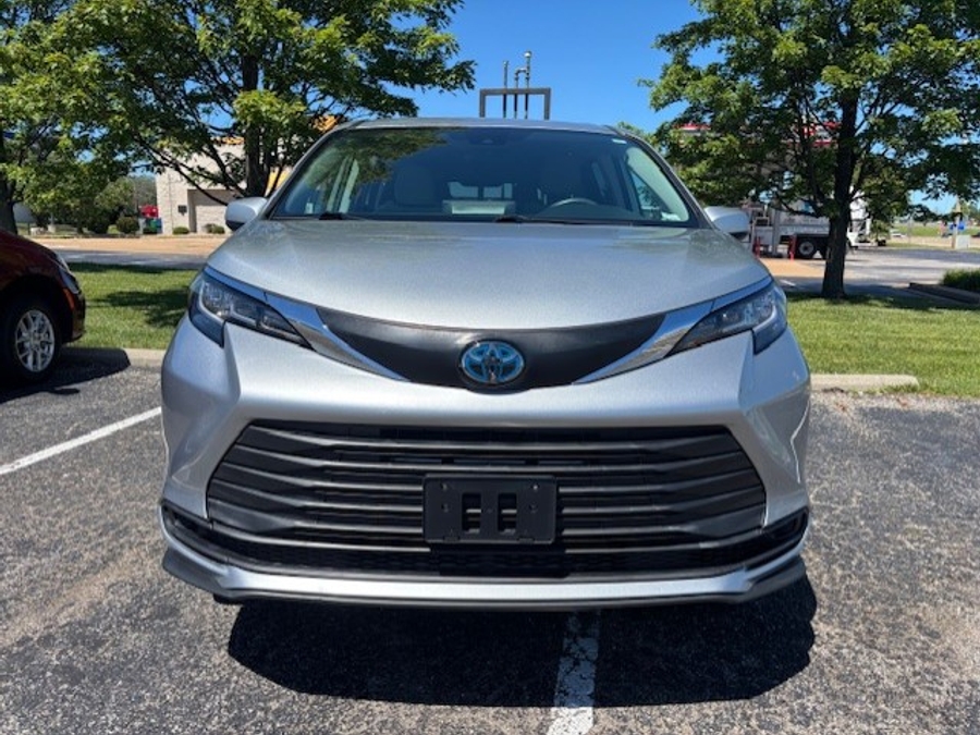 Used 2022 Toyota Sienna Hybrid LE - BraunAbility Side Entry Entry Fold Out Automatic Ramp