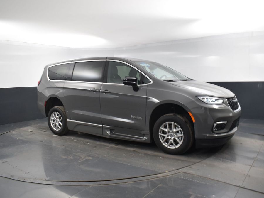 New 2025 Chrysler Pacifica Select Safety - BraunAbility Side Entry Entry Fold Out Automatic Ramp