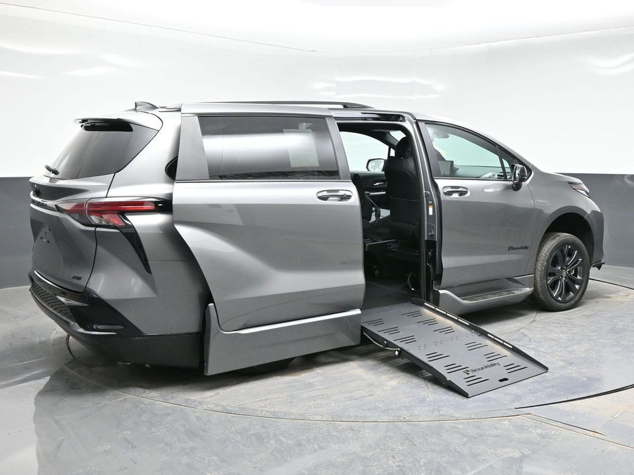 New 2026 Toyota Sienna Hybrid XSE - BraunAbility Side Entry Entry Fold Out Automatic Ramp