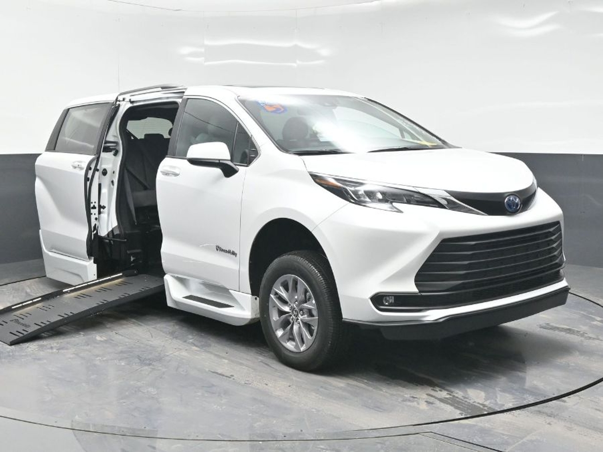 2025 TOYOTA SIENNA - Image 2