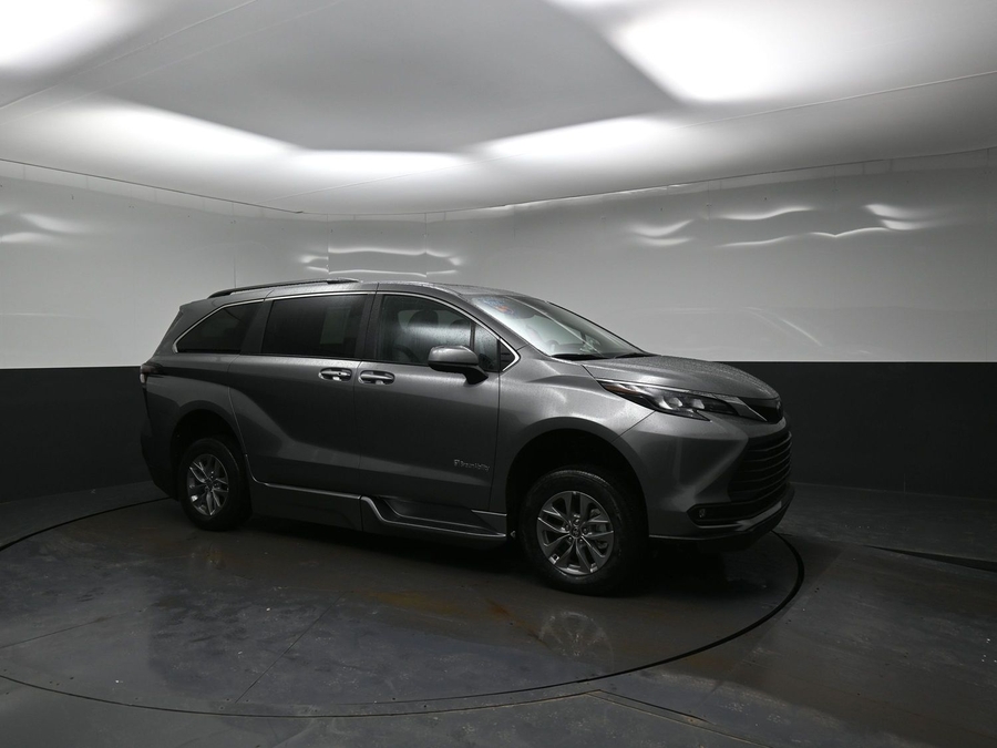 Grey Toyota Sienna image number 14